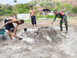 Babinsa Koramil Maurole Laksanakan Pamwil dan Karya Bhakti Pengerjaan MCK di Desa Tou Timur