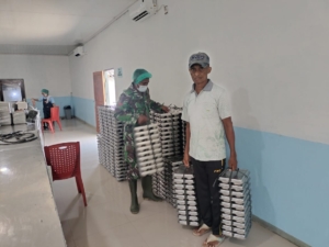 Babinsa Koramil Pantai Baru Dampingi Pemberian Makan Bergizi Gratis untuk Ribuan Pelajar