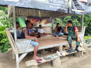 Babinsa Koramil Maurole Laksanakan Pamwil dan Komsos Bersama Warga Desa Detukeli