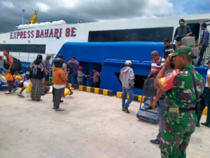 Babinsa Koramil Baa Laksanakan Pemantauan Kedatangan Kapal Expres Bahari 8E di Pelabuhan Ba’a