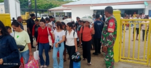 Babinsa Pantai Baru Amankan Bongkar Muatan KMP Kalibodri di Pelabuhan ASDP Ofalangga