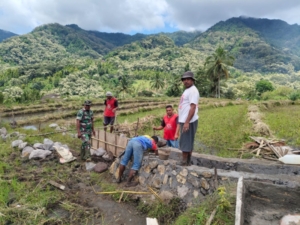 Babinsa Koramil Ende Dampingi Pengerjaan Irigasi, Dukung Ketahanan Pangan Desa Jamokeasa