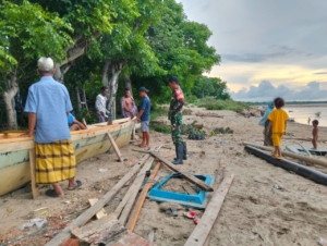 Babinsa Koramil 03/Katikutana Komsos dengan Nelayan di Desa Wendewa Utara