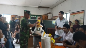 Wujud Kepedulian TNI, Babinsa Katikutana Dampingi Penyaluran Bansos