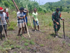 Babinsa Tabundung Dampingi Petani Tanam Padi Ladang di Desa Wudipandak