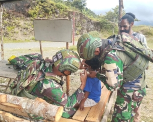 Satgas Yonif 743/PSY Tebar Kasih Lewat Layanan Kesehatan dan Doa di Pedalaman Puncak Jaya