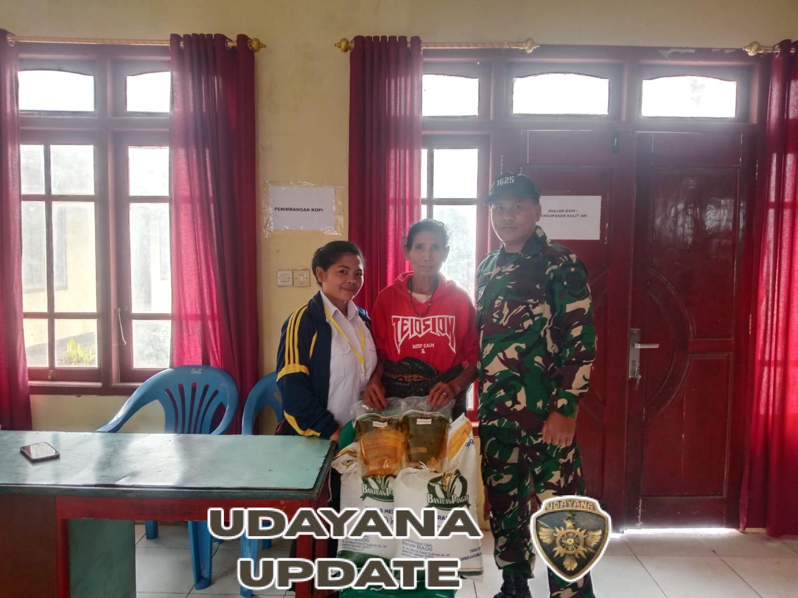 Babinsa Koramil 1625-01/Bajawa Pantau Penyaluran Bantuan Pangan di Wilayah Binaan