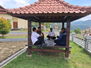 Babinsa Koramil Taliwang Bersama Babinkamtibmas Patroli dan Komsos di Bendungan Bintang Bano