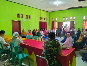 Kades dan Babinsa Hadiri Pembagian Kartu KSB MAJU di Desa Seteluk Atas