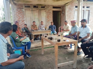 Pastikan Tepat Sasaran, Babinsa Desa Daleng Kawal Evaluasi Pembangunan Akses Menuju SDN Peri