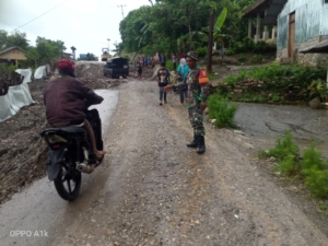 Berikan Rasa Aman Bagi Warga Saat Melintas, Babinsa Pantau Jalan Yang Longsor