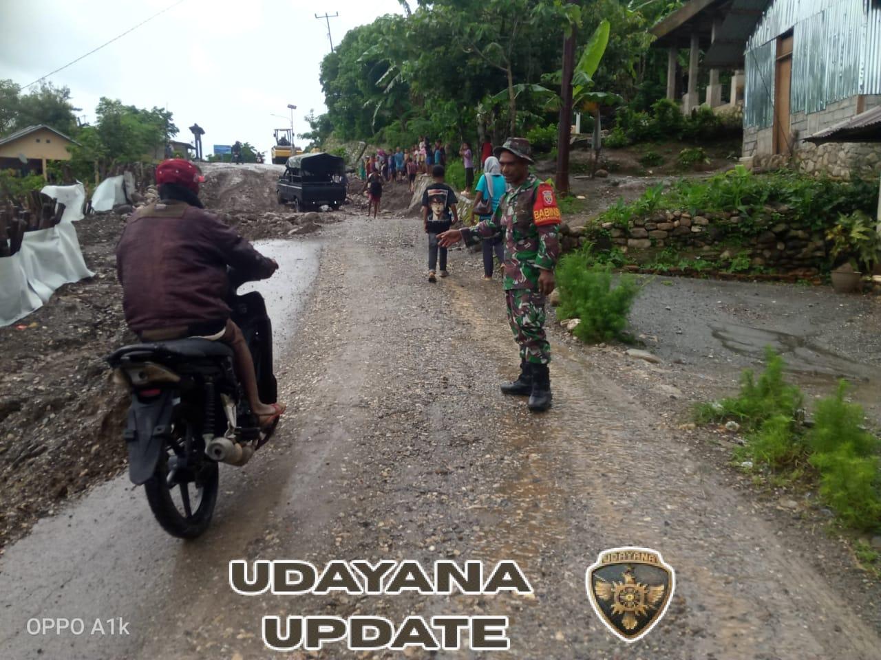 Berikan Rasa Aman Bagi Warga Saat Melintas, Babinsa Pantau Jalan Yang Longsor