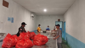 Babinsa Koramil 1627-02 Dampingi Program Makanan Bergizi Gratis untuk 3.002 Pelajar di Rote Timur