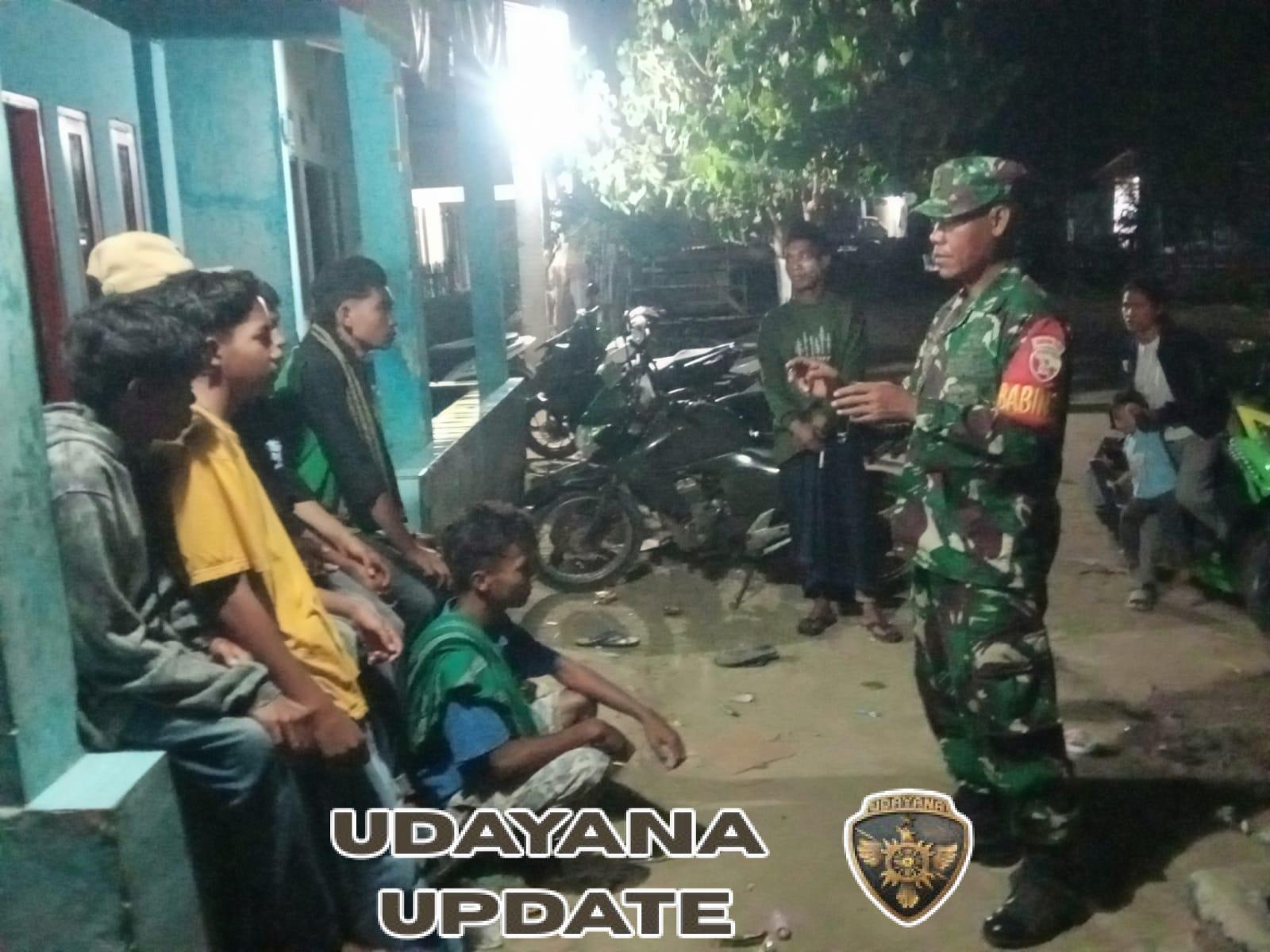 Babinsa Wawo Tingkatkan Keamanan Desa Lewat Patroli dan Ronda Malam