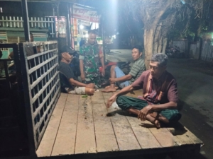 Babinsa Koramil 1608-02/Bolo Ajak Warga Awasi Anak-anak dan Jaga Lingkungan