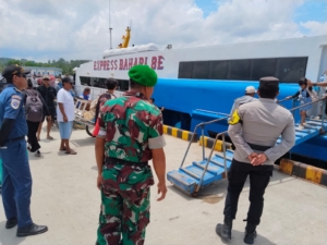 Babinsa Koramil 1627-01/Baa Pantau Kedatangan dan Keberangkatan Kapal Expres Bahari 8E di Pelabuhan Ba’a