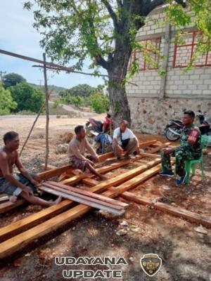 Babinsa Koramil 1627-03/Batutua Monitoring Pembangunan SMA SATAP 1 RBD di Desa Oelasin