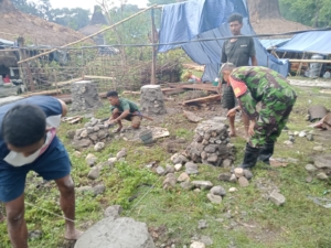 Serka Muslih Gotong Royong Bangun Rumah Warga Korban Kebakaran di Lamboya