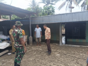 Babinsa Koramil 02/Rindi Umalulu Dampingi Plt Camat dan Kapolsek Tinjau Lokasi Banjir