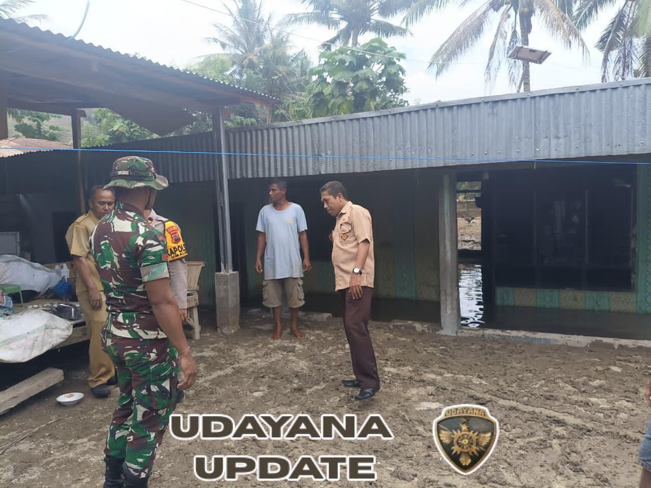 Babinsa Koramil 02/Rindi Umalulu Dampingi Plt Camat dan Kapolsek Tinjau Lokasi Banjir