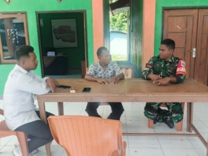 Babinsa Maurole Perkuat Keamanan Wilayah Melalui Pamwil dan Komsos di Detukeli