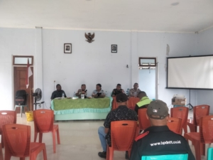 Perkuat Sinergi TNI-Rakyat, Babinsa Koramil Maurole Dampingi Musdes APBDes