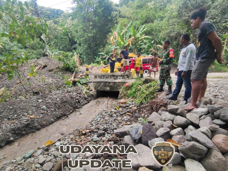 Babinsa Ende Dampingi Normalisasi Saluran Air di Kelurahan Rewarangga