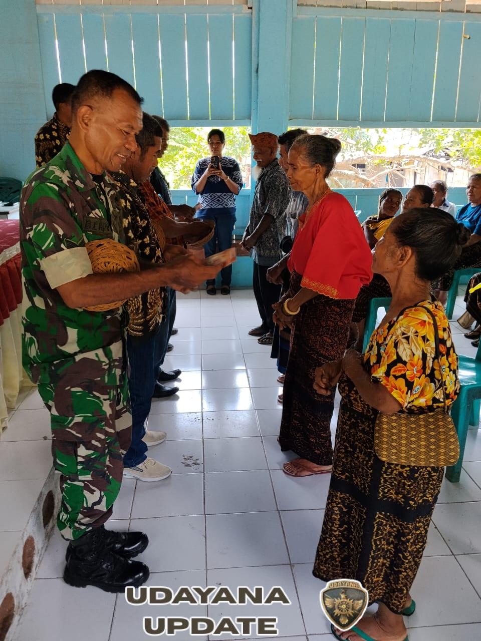 Babinsa Kotabaru Dampingi Penyaluran BLT Kemiskinan Ekstrim di Desa Tou