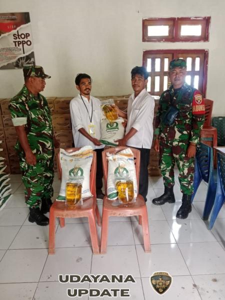 Babinsa Satarmese Pastikan Penyaluran Bantuan Pangan Tepat Sasaran di Desa Wae Ajang