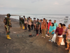 “Babinsa Banyuning Pimpin Aksi Bersih Pantai Kubujati, Sinergi TNI-Polri dan Warga Wujudkan Lingkungan Sehat”