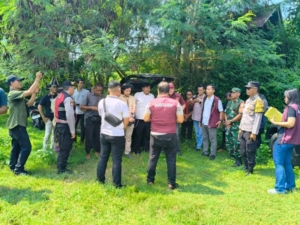 Babinsa Desa Temesi Dampingi Pengecekan Lokasi Perkara, Jaga Situasi Wilayah Tetap Kondusif