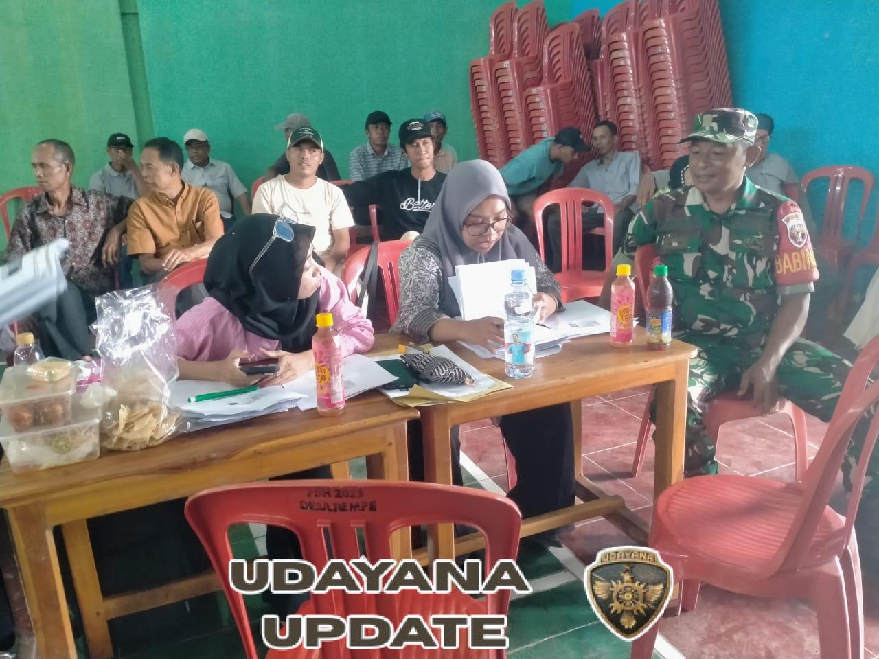 Babinsa Koramil Seteluk Monitoring Pembagian Kartu KSB Maju di Desa Rempe