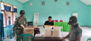 Babinsa Koramil Bajawa Pantau Penyaluran Bantuan Beras dan Minyak Goreng di Wolomeze