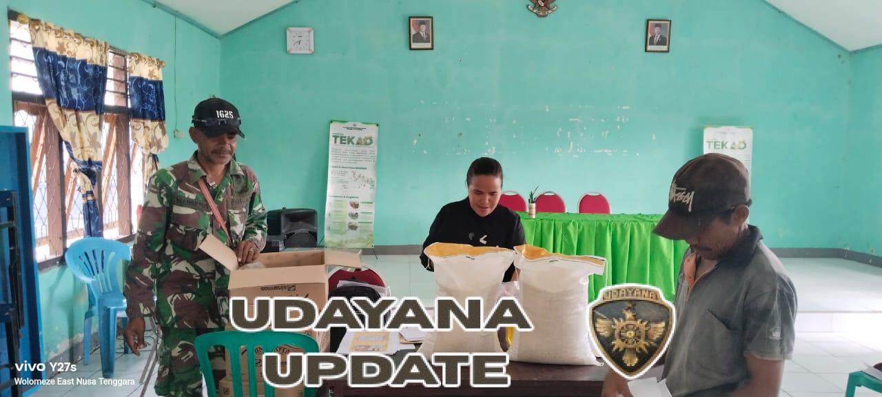 Babinsa Koramil Bajawa Pantau Penyaluran Bantuan Beras dan Minyak Goreng di Wolomeze
