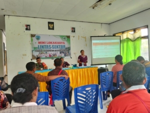 NAGEKEO – Koramil 1625-03/Boawae melalui Posramil Nangaroro melaksanakan kegiatan survei lahan program KDKMP (Kegiatan Dukungan Ketahanan Masyarakat Pedesaan) di wilayah Kecamatan Nangaroro, Kabupaten Nagekeo, Kamis (18/12/2025). Kegiatan ini merupakan bagian dari upaya TNI AD dalam mendukung program ketahanan pangan dan pemberdayaan wilayah binaan.  Survei lahan dipimpin langsung oleh Danposramil Nangaroro, Serka Farid Abu Bakar, bersama satu orang Babinsa, Praka Jon Fredi. Adapun lokasi survei meliputi tiga wilayah, yakni Desa Wokodekororo, Desa Wokowoe, dan Kelurahan Nangaroro. Ketiga lokasi tersebut dinilai memiliki potensi untuk dikembangkan dalam mendukung program KDKMP yang bertujuan meningkatkan kesejahteraan masyarakat melalui pemanfaatan lahan secara produktif.  Dalam kegiatan tersebut, Danposramil bersama Babinsa melakukan peninjauan langsung terhadap kondisi lahan, akses lokasi, serta potensi pendukung lainnya. Survei ini dilakukan untuk memastikan kesiapan lahan yang akan digunakan, sekaligus sebagai dasar perencanaan kegiatan lanjutan agar pelaksanaan program dapat berjalan efektif dan tepat sasaran.  Serka Farid Abu Bakar menyampaikan bahwa keterlibatan TNI melalui Babinsa di lapangan diharapkan mampu mendorong sinergi antara aparat kewilayahan dan masyarakat. “Survei ini penting untuk melihat secara langsung kondisi riil di lapangan sehingga program yang direncanakan benar-benar sesuai dengan kebutuhan dan potensi wilayah,” ujarnya.  Selama pelaksanaan kegiatan, situasi di lapangan terpantau aman dan kondusif. Meski cuaca dalam keadaan mendung, hal tersebut tidak menghambat jalannya survei. Tidak terdapat hal-hal menonjol atau kendala berarti selama kegiatan berlangsung.  Melalui kegiatan survei lahan KDKMP ini, Koramil 1625-03/Boawae berharap dapat memberikan kontribusi nyata dalam mendukung pembangunan di wilayah Kecamatan Nangaroro. Kehadiran Babinsa di tengah masyarakat juga menjadi wujud komitmen TNI AD dalam mendukung program pemerintah serta menjaga stabilitas dan keamanan wilayah binaan.