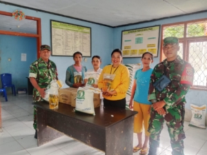 Babinsa Satarmese Hadir dalam Penyaluran Bantuan Beras dan Minyak Goreng di Desa Wewo