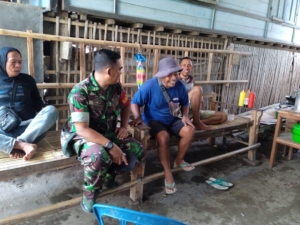 Babinsa Koramil Seteluk Laksanakan Komsos dengan Warga Desa Seran