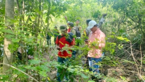 Babinsa Seteluk Tengah Dampingi Pembagian Kartu KSB Maju untuk 1.322 KK