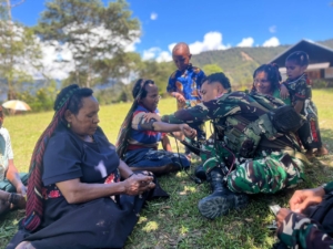 Menjangkau Pelosok Tinolok, Satgas Yonif 743/PSY Hadirkan Layanan Kesehatan Gratis