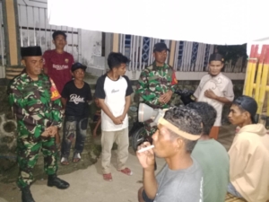 Babinsa Lambu Berikan Imbauan Kamtibmas Saat Patroli Siskamling Malam