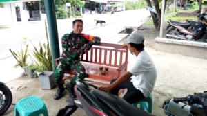 Melalui Komsos, Babinsa Bilok Petung Ajak Masyarakat Jaga Lingkungan Tetap Bersih