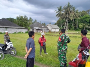 Babinsa Desa Kembang Kerang Koptu Muh. Ziadi Laksanakan Komsos Bersama Masyarakat Binaan