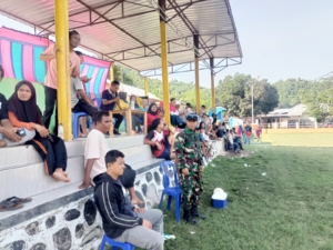 Jaga Kondusivitas, Babinsa Meraran Amankan Laga Sepak Bola U-13 SeNTB