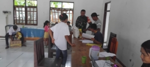 Babinsa Koramil BTT Pantau Penyaluran Bantuan Pangan 2025 di Desa Lalukoen, 322 KK Terima Beras dan Minyak Goreng