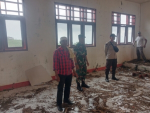 Babinsa Kawal Transparansi Rehabilitasi Bangunan SMN 8 Satap Donggo