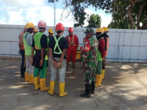 Babinsa Laksanakan Pengamanan K-SINGN Rote Timur, Proyek Tetap Kondusif Meski Cuaca Hujan Tinggi