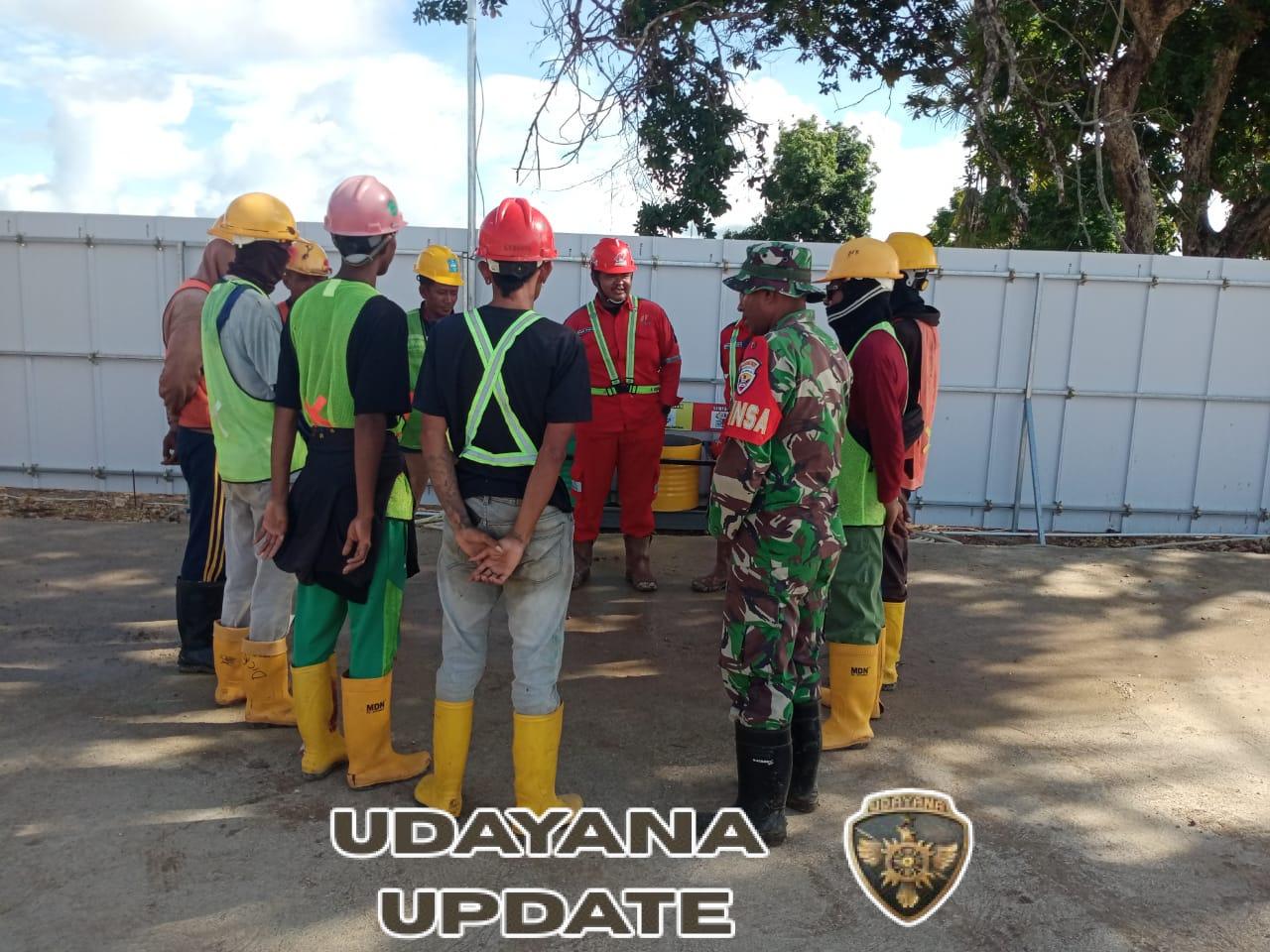 Babinsa Laksanakan Pengamanan K-SINGN Rote Timur, Proyek Tetap Kondusif Meski Cuaca Hujan Tinggi