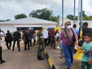 Piket Koramil 1627-02/Pantai Baru Pantau Bongkar Muat KMP Inerie