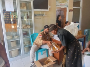 Babinsa Koramil 1625-05/Aesesa Dampingi Pembagian Beras dan Minyak Goreng di Desa Aeramo