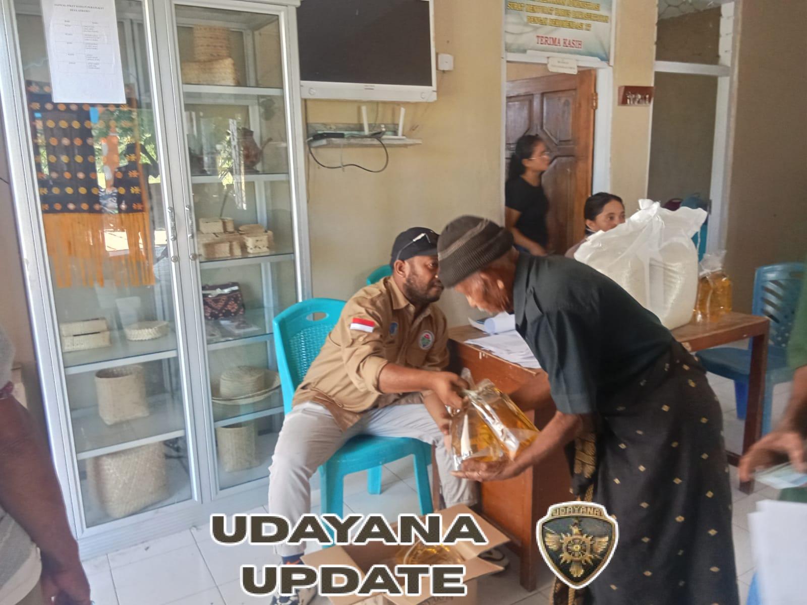 Babinsa Koramil 1625-05/Aesesa Dampingi Pembagian Beras dan Minyak Goreng di Desa Aeramo